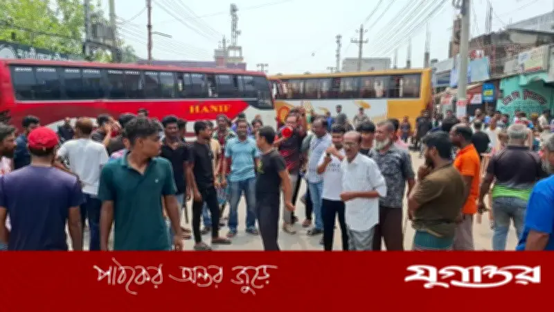 নওগাঁয় কাউন্টারে হামলা, দূরপাল্লার বাস চলাচল বন্ধ, যাত্রীরা দুর্ভোগে