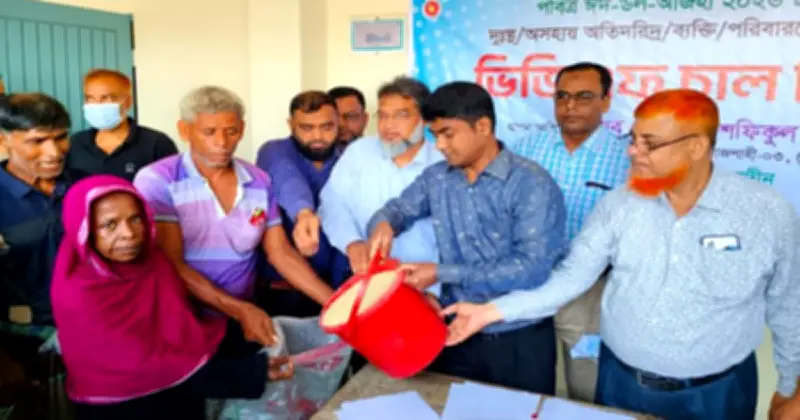 ঈদ উপলক্ষে নওহাটায় ভিজিএফ চাল বিতরণ শুরু