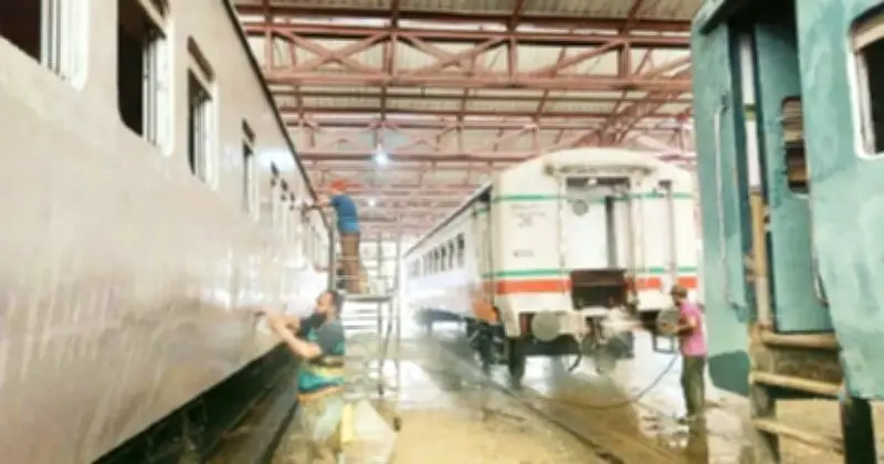 ঈদে ঘরমুখো যাত্রীদের স্বস্তি দিতে সৈয়দপুর রেলওয়ে কারখানায় ১২৭ কোচ মেরামত