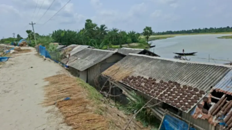 আম্পানের ছয় বছর পরও ভাঙা বাঁধে মানবেতর জীবন প্রতাপনগরে