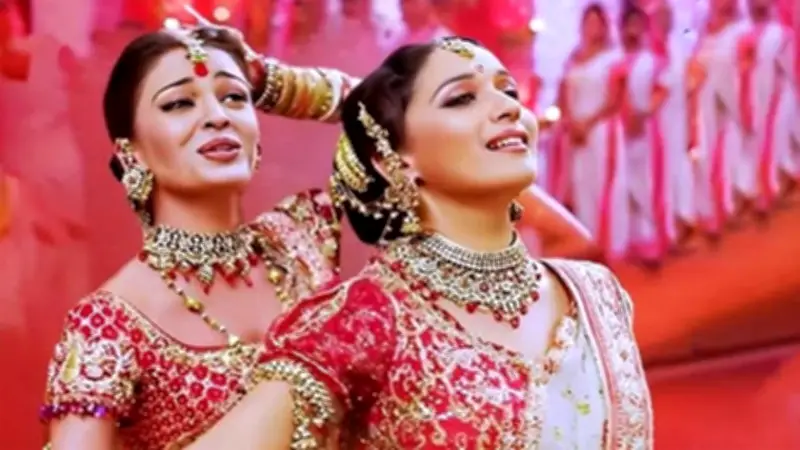 অন্তঃসত্ত্বা মাধুরীর 'দোলা রে দোলা' শুটিং, মোটরসাইকেল দুর্ঘটনায় ২ বন্ধুর মৃত্যু