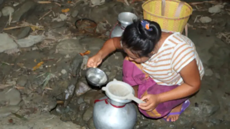 পাথরের খাঁজে জমা পানি সংগ্রহ: দুর্গম পাহাড়ে তৃষ্ণার্ত মানুষের জীবন