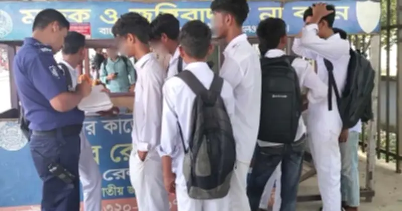 ভৈরবে স্কুল ফাঁকি দিয়ে ট্রেনের ছাদে ভ্রমণ, ৯ শিক্ষার্থী আটক