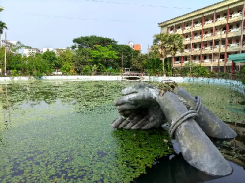 ত্রিশালে ভাঙা নজরুল ভাস্কর্য ১১ মাস পরও অপরিবর্তিত