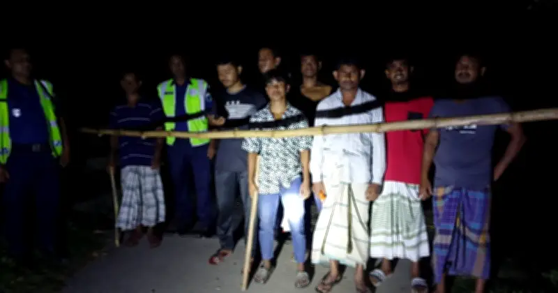 সিরাজগঞ্জে কোরবানির আগে চুরি ঠেকাতে রাত জেগে পাহারা