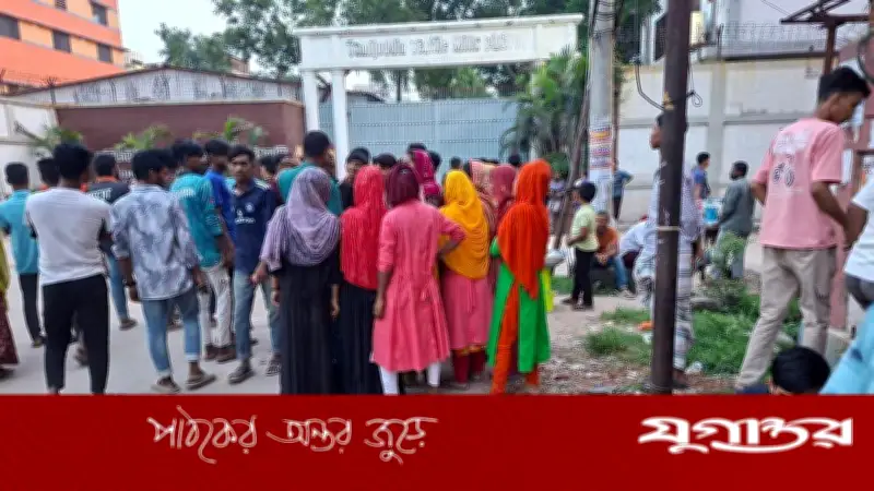 কোনাবাড়ীতে শ্রমিকদের বিক্ষোভ, অর্ধেক বেতন ও ছুটির টাকার দাবি