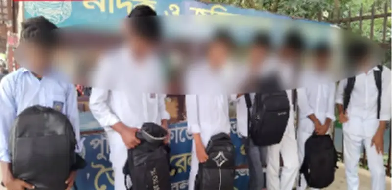 স্কুল ফাঁকি দিয়ে ট্রেনের ছাদে ভৈরবে ঘুরতে আসা ৯ শিক্ষার্থী আটক