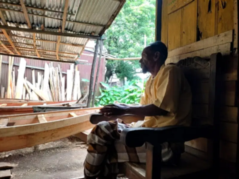 বোরো ধান ডুবায় কাঠের দোকানে ভরসা মহরমের