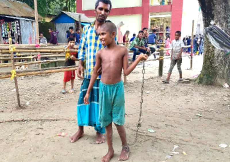 পায়ে শিকল বাঁধা শিশু রিফাতের জীবন: চিকিৎসার অভাবে অসহায় পরিবার