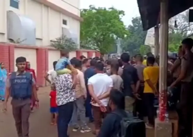 ঈদুল আজহায় বেতন-ভাতার দাবিতে শ্রমিক-পুলিশ সংঘর্ষ