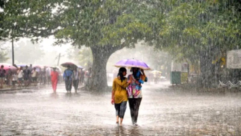 দেশের ১২ অঞ্চলে ঝড়-বৃষ্টির আভাস, বাড়ল স্বর্ণের দাম