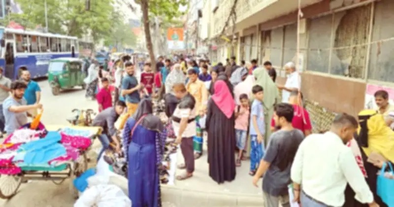 নারায়ণগঞ্জে ফুটপাত আবার হকার দখলে, উচ্ছেদ ব্যর্থ