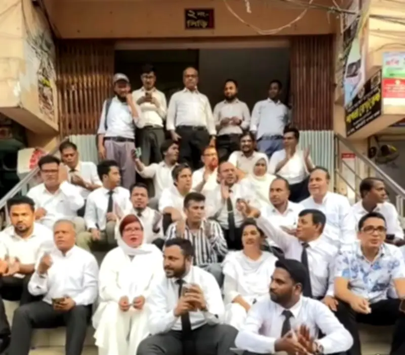 নির্বাচনে অংশ না পেয়ে প্রতিবাদী গান আ.লীগ সমর্থিত আইনজীবীদের