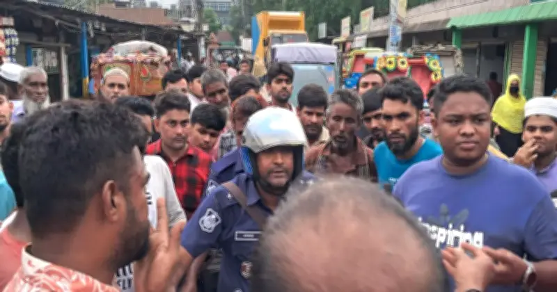 শ্রীপুরে অটোরিকশা চালকদের চাঁদা দাবির প্রতিবাদে সড়ক অবরোধ