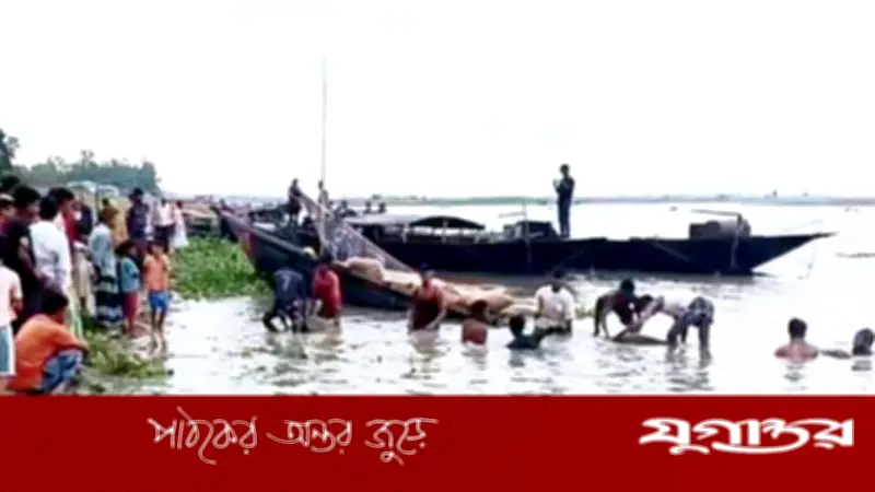 গাইবান্ধায় ভিজিএফের চালবোঝাই নৌকাডুবি, উদ্ধার কাজ চলছে
