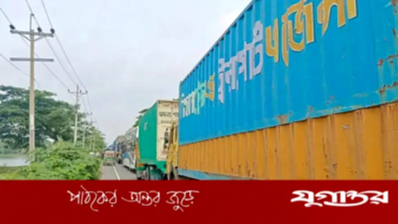 কুমিল্লা মহাসড়কে ১০ কিমি যানজটে চরম ভোগান্তি