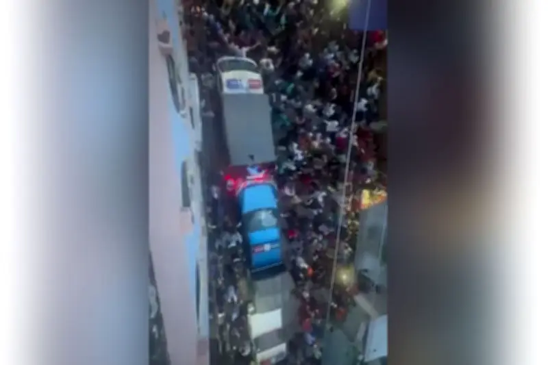 চট্টগ্রামে ধর্ষণচেষ্টার আসামি আটক, পুলিশের গাড়ি আটকে বিক্ষোভ, গুলিতে আহত ২ সাংবাদিক