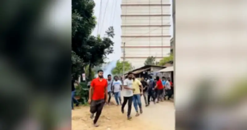 গাজীপুরে পোশাক শ্রমিকদের বিক্ষোভ, পুলিশের সঙ্গে সংঘর্ষ