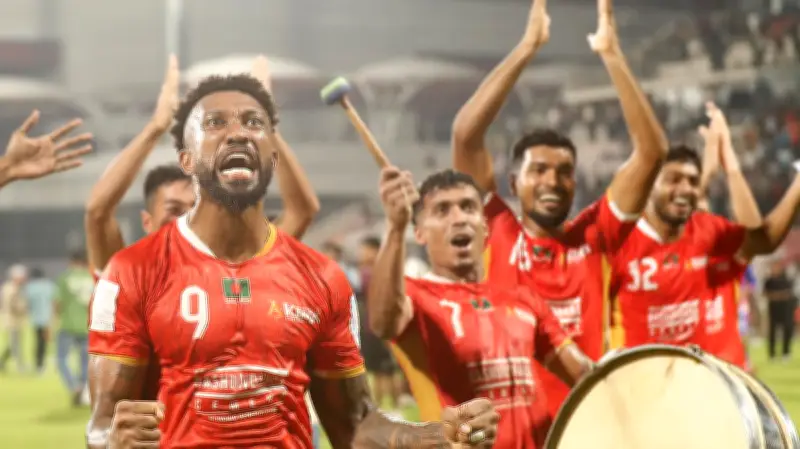 বসুন্ধরা কিংসের হ্যাটট্রিক জয়, পুরস্কার মঞ্চে নজিরবিহীন ঘটনা