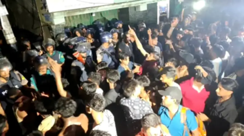 চট্টগ্রামে চার বছরের শিশুকে ধর্ষণচেষ্টা: আটককে নিতে গিয়ে পুলিশ ছয় ঘণ্টা অবরুদ্ধ