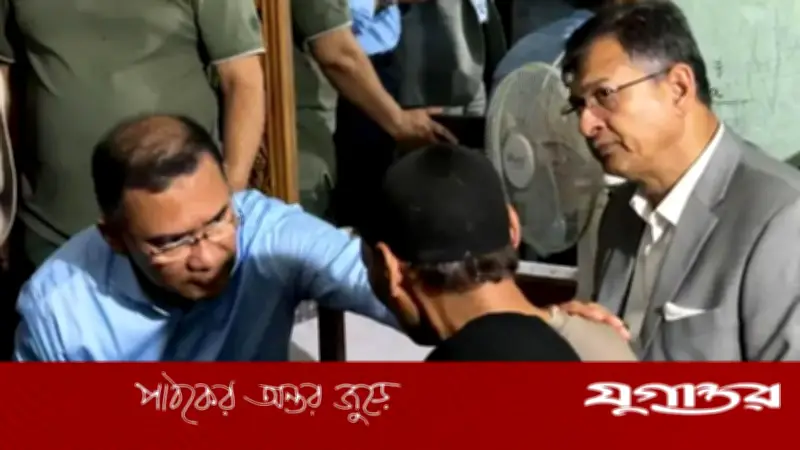 রামিসার বাবার কাঁধে হাত রেখে বিচারের আশ্বাস প্রধানমন্ত্রীর