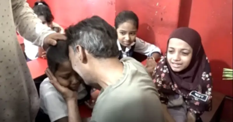 রামিসা হত্যাকাণ্ড: বাবার কান্নায় ভেঙে পড়ল সহপাঠীরা
