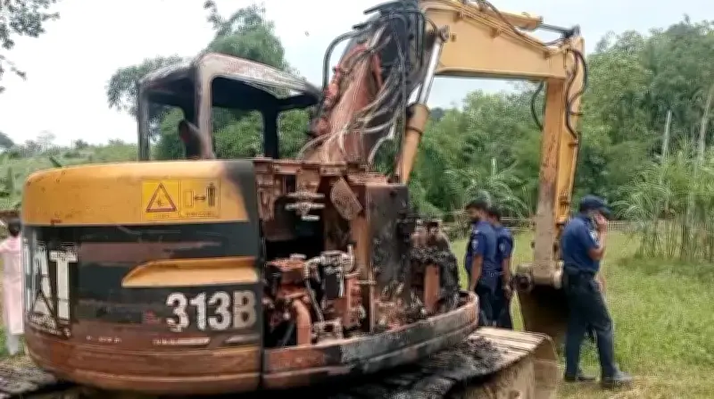গুইমারায় খাল খননের এক্সকাভেটরে আগুন, কোটি টাকার ক্ষতি