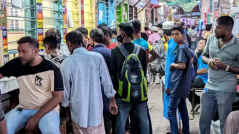 ঈদ যাত্রায় গাবতলীতে চাপ, ট্রেনের ছাদে ভ্রমণ ঠেকাতে তিন স্তরের নিরাপত্তা