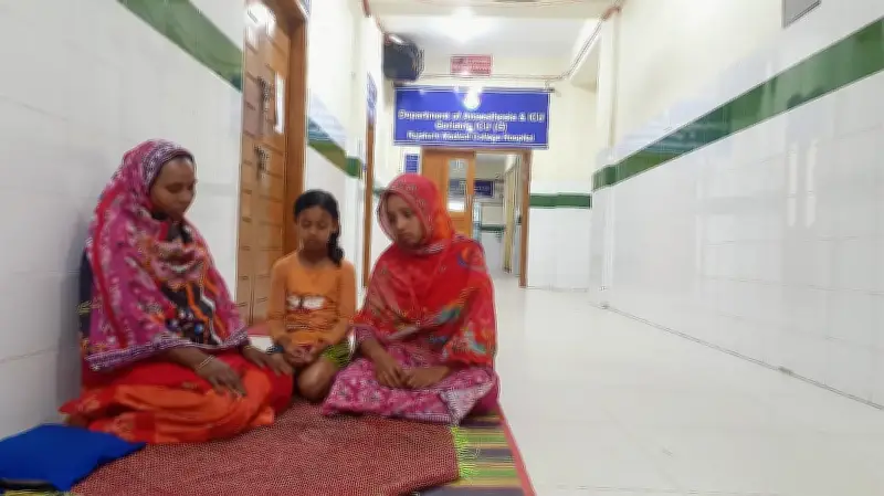 টাকার অভাবে হামে আক্রান্ত শিশুকে নিয়ে হাসপাতাল ছেড়েছেন মা