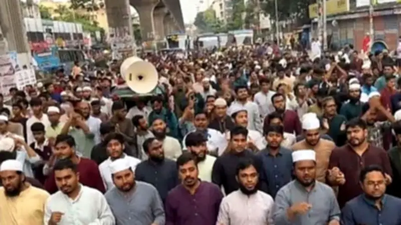 শিশু রামিসাকে ধর্ষণ-হত্যার বিচার দাবিতে মিরপুরে বিক্ষোভ, যান চলাচল বন্ধ