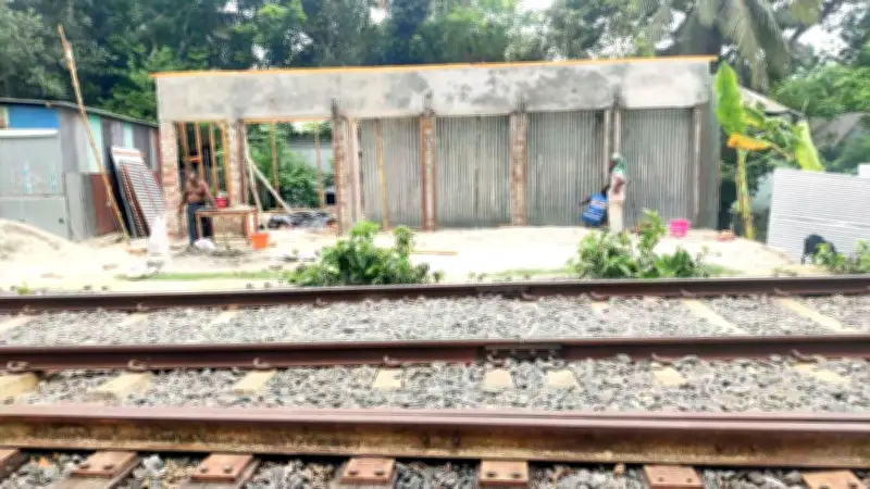 রেলওয়ের জায়গা দখল করে গড়ে উঠছে পাকা দোকানঘর