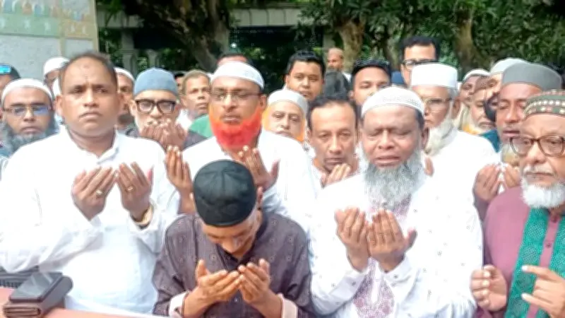 রামিসার কবর জিয়ারতে গিয়ে কাঁদলেন এমপি আব্দুল্লাহ