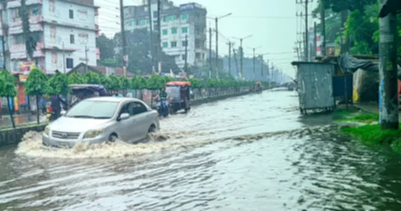 রংপুরে টানা বৃষ্টিতে নগরীর ২০ এলাকায় জলাবদ্ধতা, ভোগান্তি চরমে