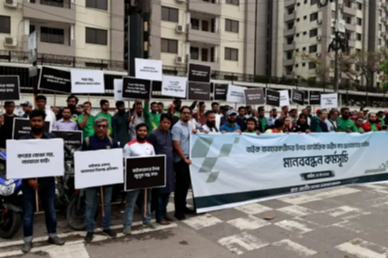 অগ্রিম আয়কর প্রত্যাহারের দাবিতে মোটরসাইকেল ব্যবহারকারীদের মানববন্ধন