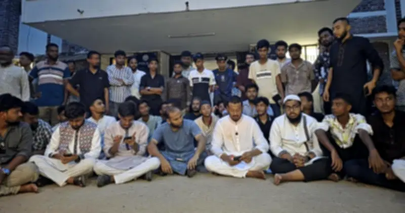 ঝিনাইদহে মামলা না নেওয়ার প্রতিবাদে থানার সামনে অবস্থান