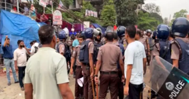 মিরপুর-১০ এ চার ঘণ্টা অবরোধ শেষে সড়ক ছাড়লেন বিক্ষোভকারীরা