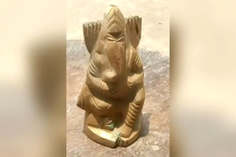 জয়পুরহাটে তিন কিশোরের হাতে মিলল ধাতব গণেশমূর্তি, কেটে ভাগ করে নেওয়ার অভিযোগ