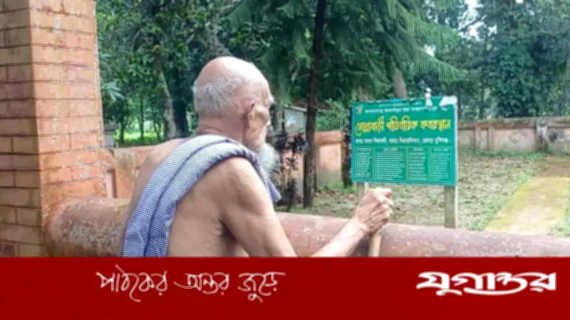শিশু রামিসার কবরের পাশে দাদার অপলক অপেক্ষা, থামছে না শোক