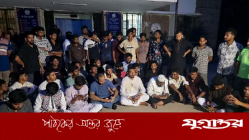 নাসীরুদ্দীন পাটওয়ারীর ওপর হামলা: মামলা না নেওয়ায় থানায় অবস্থান