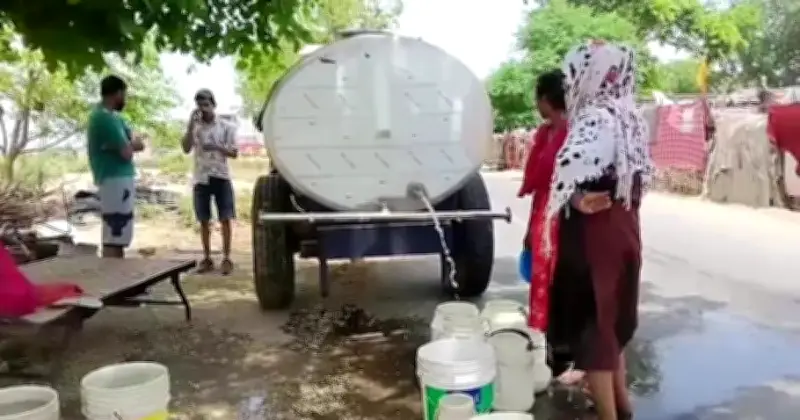 পানির অভাবে নাজেহাল ভারতের পাঞ্জাবের নেহের বস্তির ৪০০ পরিবার
