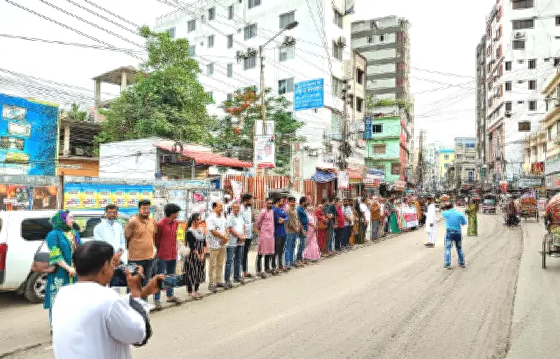 ফরিদপুরে ধর্ষকের দৃষ্টান্তমূলক শাস্তির দাবিতে মানববন্ধন