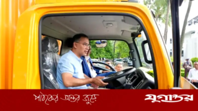 প্রধানমন্ত্রী তারেক রহমানের স্পোর্টস ও ইভি গাড়ি প্রদর্শনী পরিদর্শন