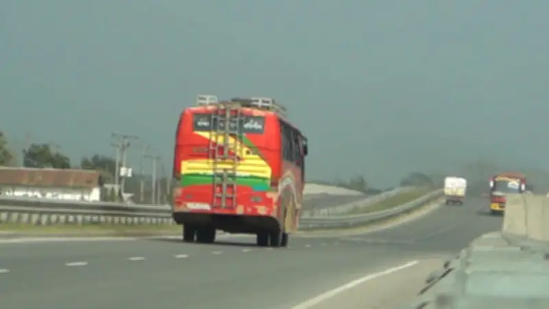 লেবাননে ইসরায়েলি হামলায় নিহত ১০, মহাসড়কে ফুটওভারব্রিজ নেই
