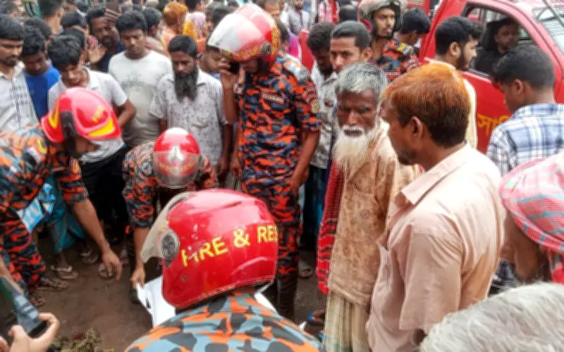 ঘোড়াঘাটে ট্রাকের চাপায় মোটরসাইকেলের তিন আরোহী নিহত