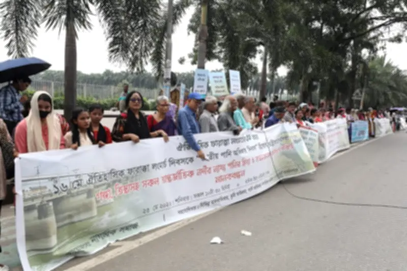 ফারাক্কা লংমার্চের ৫০ বছর: ন্যায্য পানির দাবিতে মানববন্ধন
