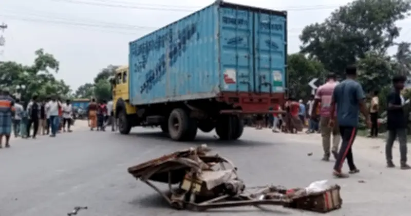 যশোরে কাভার্ডভ্যানের চাপায় ইজিবাইক ও ভ্যানের চালকসহ চার নিহত
