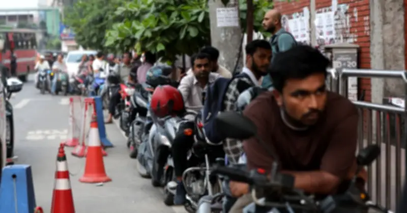 রাজধানীতে পেট্রোল পাম্পে দীর্ঘ লাইন, সরবরাহ জটিলতায় ভোগান্তি