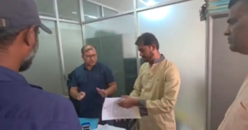 ঘুষ নেওয়ায় ওয়েজ আর্নার্স বোর্ডের দুই কর্মচারী বরখাস্ত