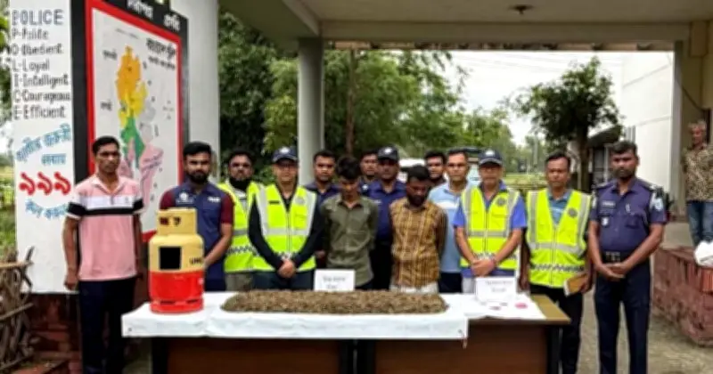 গ্যাস সিলিন্ডারে গাঁজা পাচারকালে যুবক আটক, উদ্ধার ৮ কেজি গাঁজা