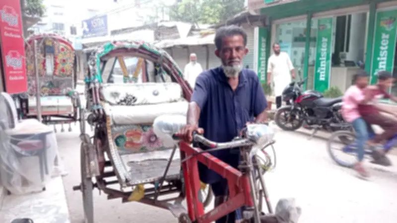 ৪০ বছর রিকশা চালিয়ে হুমায়ুনের সংসার চলে না ডাল-ভাত জোটে না